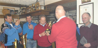 Der Bürgermeister übergibt an die Vereinsmeister 2015 den Wanderpokal! Die Mannschaft "Brauchtum" freute sich sehr über den Vereinsmeistertitel 2015