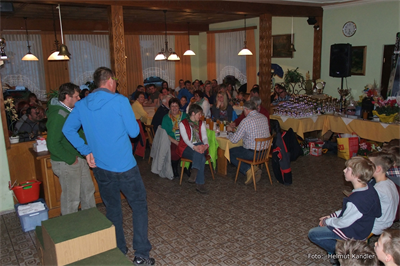 Mit Spannung warten die Teilnehmer der Orts- und Vereinsmeisterschaft 2015 im alpinen Schilauf auf die Siegerehrung.
