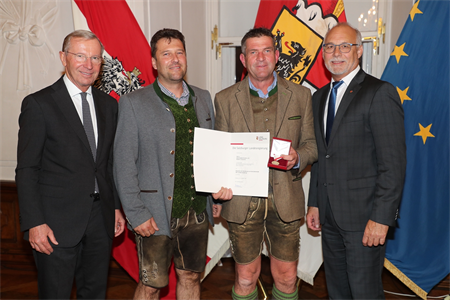 Verleihung der Medaille für Verdienste um die Gemeinde des Landes Salzburg an Trausnitz Hubert